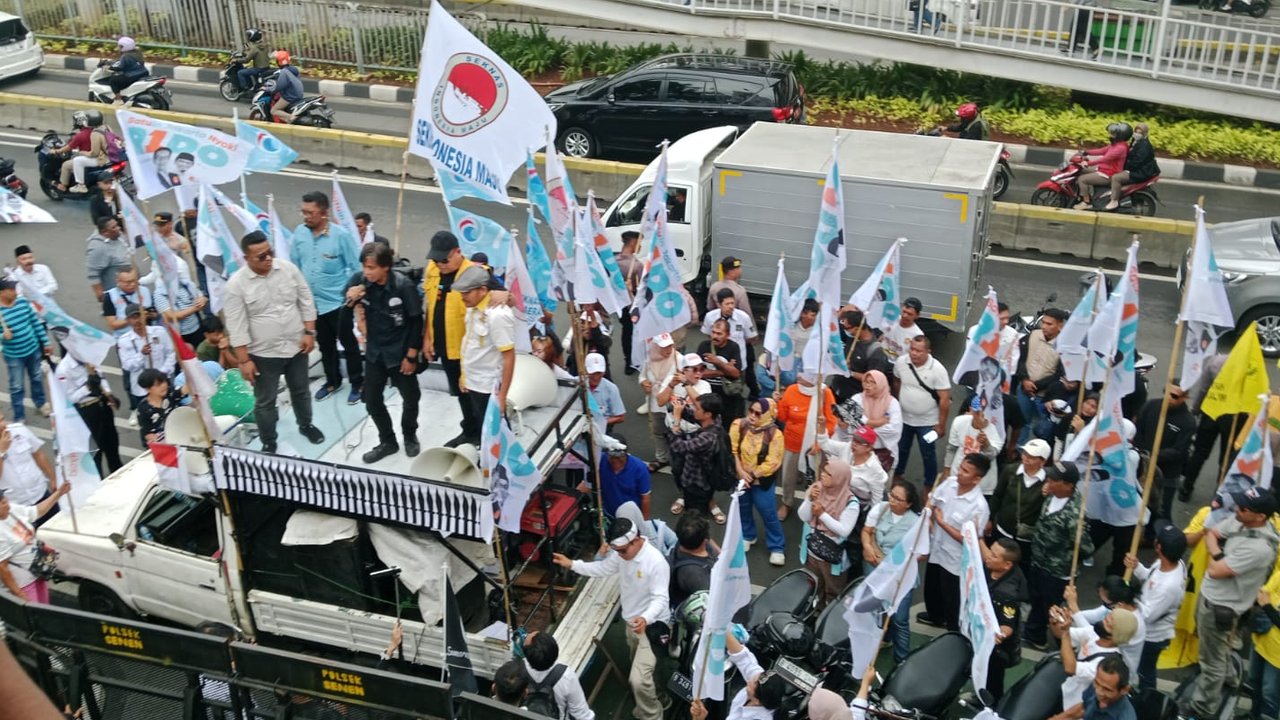 Pendukung Ridwan Kamil-Suswono Demo KPU Jakarta