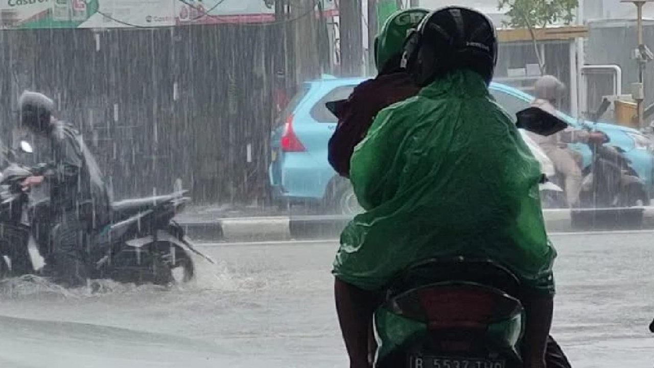 Badan Meteorologi, Klimatologi dan Geofisika (BMKG) memprakirakan sebagian besar wilayah Jakarta dan Kepulauan Seribu diguyur hujan dengan intensitas ringan, ...
