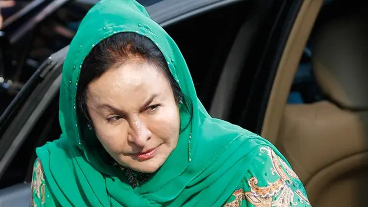 Rosmah Mansor, istri mantan Perdana Menteri (PM) Malaysia Najib Razak, mendatangi kantor Komisi Antikorupsi Malaysia (MACC) di Putrajaya, Rabu (26/9). Rosmah yang didampingi pengacaranya tida
