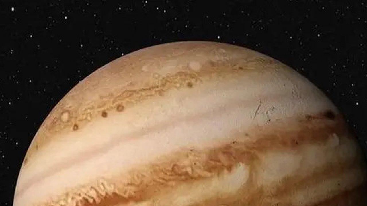 Jupiter terlihat melalui satelit angkasa luar Cassini. (Public Domain)
