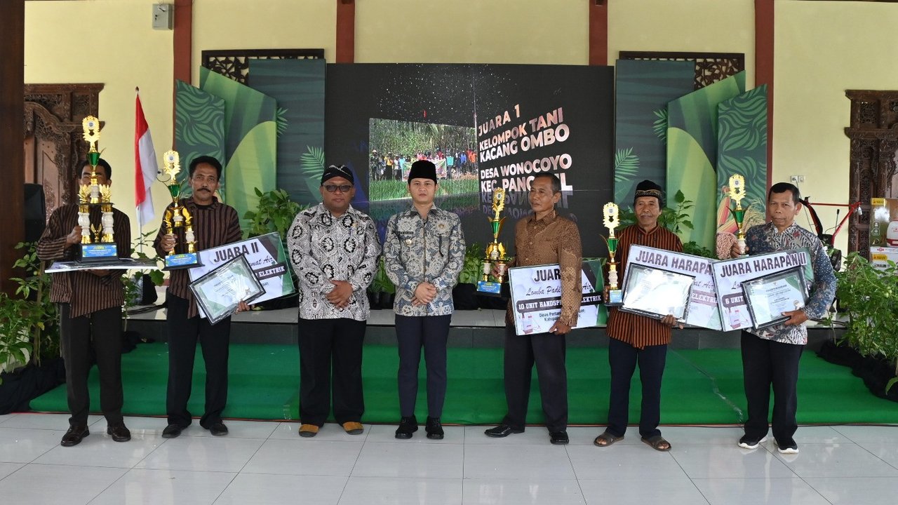 Bupati Trenggalek Berikan Penghargaan Kepada Kelompok Tani Berprestasi