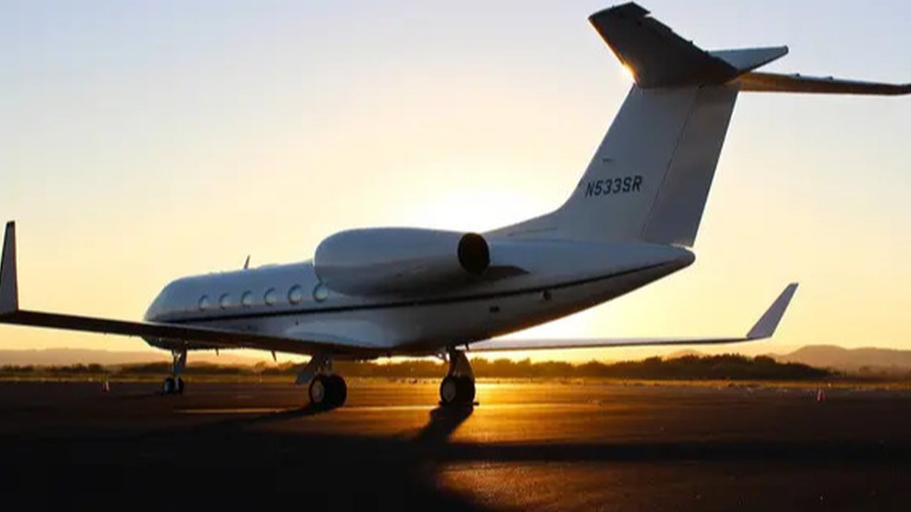 Pendiri Amazon, Jeff Bezos bersama tunangannya Lauren Sanchez menghadiri menghadiri konferensi tahunan Allen & Co Sun Valley di Sun Valley, Idaho pada 10 Juli 2024. (KEVORK DJANSEZIAN / GETTY