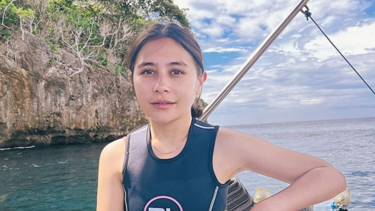 Pesona Pantai dan Buku Favorit, Prilly Latuconsina Pikat Ribuan Penggemar