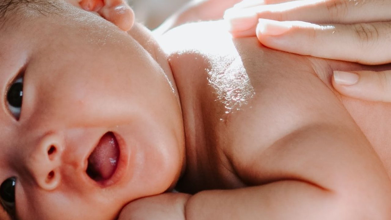 Cegukan pada bayi sebenarnya adalah respons alami dari sistem pernapasan yang sedang berkembang.