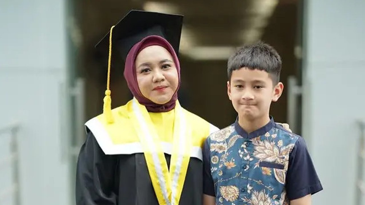 Momen Rafathar Diajari Memasak Telur Ceplok oleh Shela Lala, Bikin Gemas - Anak Sultan Belajar Tetap Mandiri