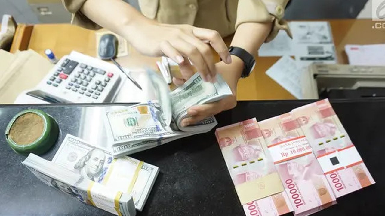 Teller tengah menghitung mata uang dolar AS di penukaran uang di Jakarta, Rabu (10/7/2019). Nilai tukar rupiah terhadap dolar Amerika Serikat (AS) ditutup stagnan di perdagangan pasar spot ha