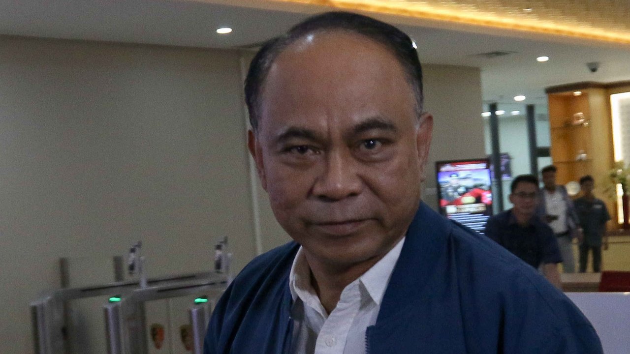 Menteri Koperasi Budi Arie Setiadi memberi keterangan usai menjalani pemeriksaan di Bareskrim Polri, Jakarta, Kamis (19/12/2024). Budi Arie diperiksa oleh penyidik Korps Pemberantasan Tindak Pidana Korupsi (Kortastipidkor) Polri dalam kapasitasnya sebagai Mantan Menteri Komunikasi dan Informatika terkait kasus judi online yang melibatkan oknum Kementerian Komunikasi dan Digital (Komdigi).