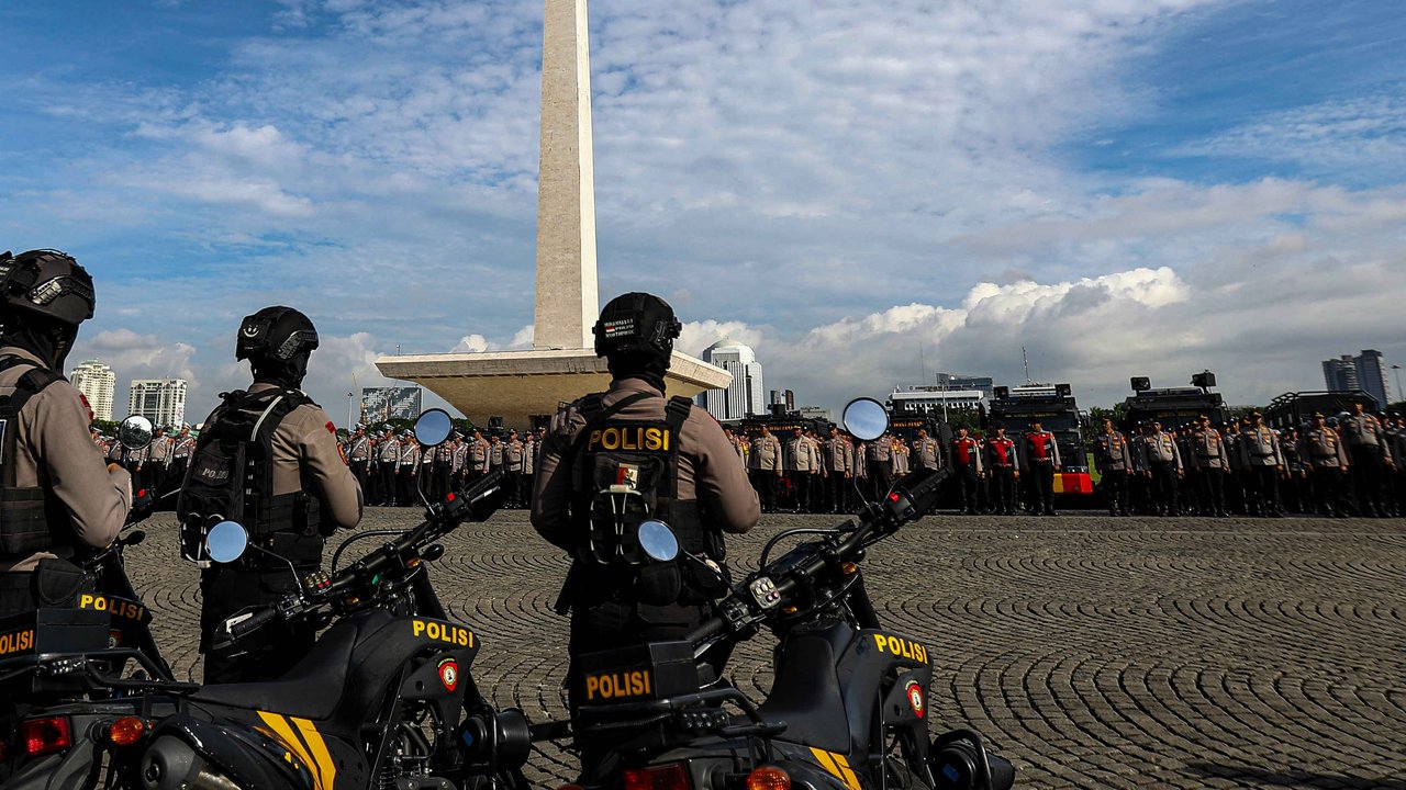 Personel gabungan dari TNI-Polri mengikuti apel persiapan Operasi Lilin 2024 di Lapangan Silang Monas, Jakarta, Jumat (20/12/2024).