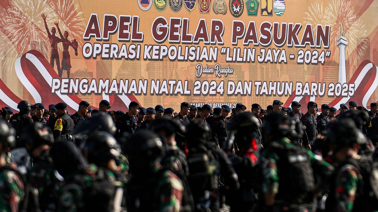 Personel gabungan dari TNI-Polri mengikuti apel persiapan Operasi Lilin 2024 untuk pengamanan Natal dan Tahun Baru di Lapangan Silang Monas, Jakarta, Jumat (20/12/2024).