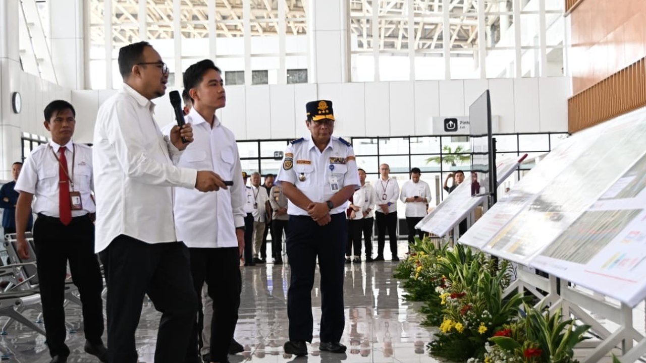 Gibran Tinjau Stasiun KCIC Karawang