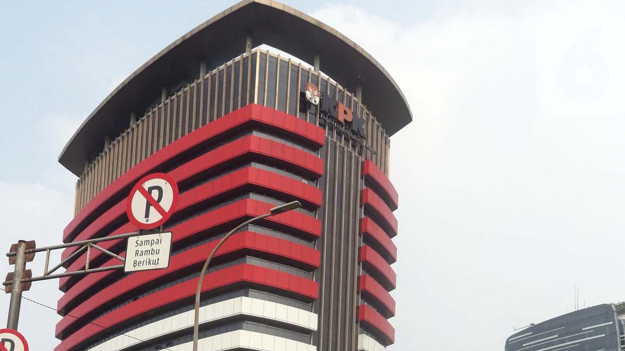 Kendaraan penyemprot air milik kepolisian disiagakan di jalan Kuningan Persada sekitar Gedung Merah Putih KPK, Jakarta, Selasa (1/6/2021). Pengamanan gedung KPK dan sekitarnya diperketat terkait upacara pelantikan pegawai KPK menjadi Aparatur Sipil Negara. (Liputan6.com/Helmi Fithriansyah)
