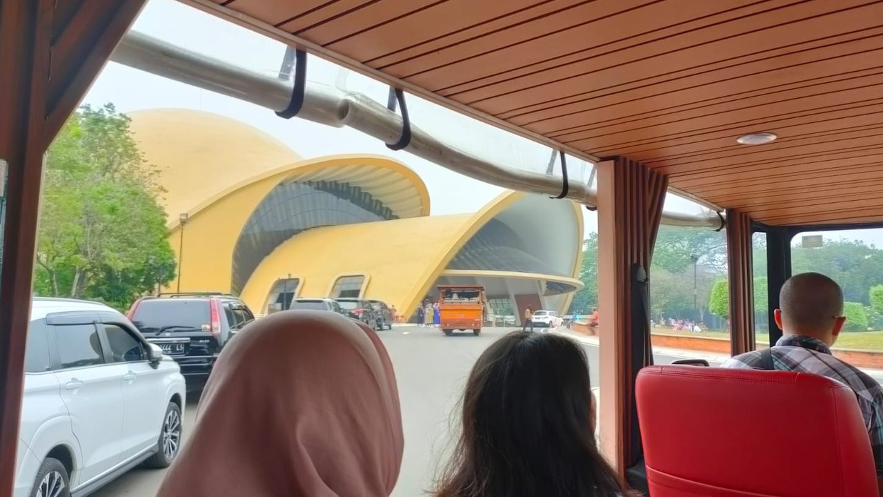 Angling mengangkut pengunjung ke Keong Mas (dok. Farel Gerald)