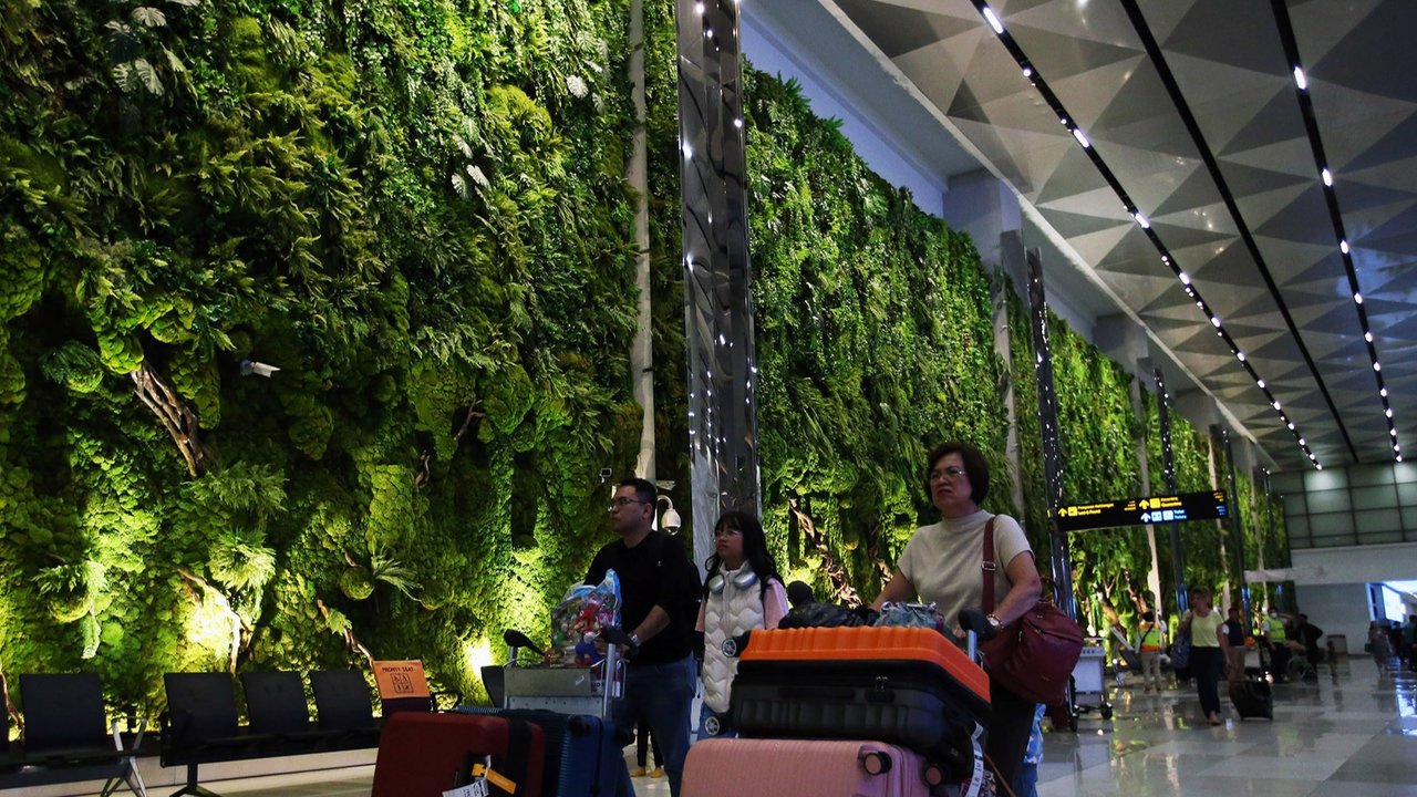 Calon peunmpang berjalan melewati lorong yang rimbun dengan suasana tanaman tropis di Terminal 3 Bandara Internasional Soekarno Hatta, Tangerang, Banten, Selasa (17/12/2024). PT Angkasa Pura Indonesia (InJourney Airports) menghadirkan beragam elemen hijau di Terminal 3 Bandara Soekarno-Hatta seperti taman outdoor, taman vertikal, serta dilengkapi LED berukuran besar yang menampilkan kekayaan alam Indonesia. Hadirnya elemen hijau ini merupakan bagian dari transformasi Premises oleh InJourney Airports untuk mewujudkan infrastruktur bandara yang berfokus pada pelayanan penumpang pesawat.
foto: Istimewa