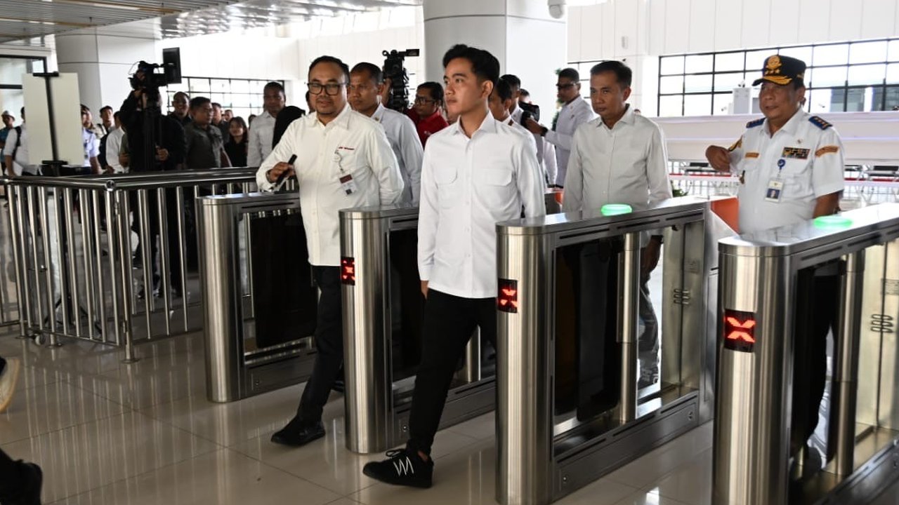 Gibran Tinjau Stasiun KCIC Karawang