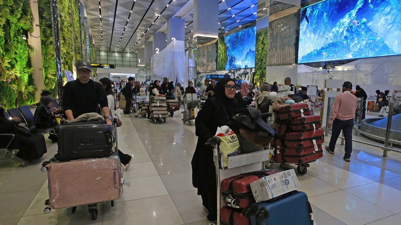 Calon peunmpang berjalan melewati lorong yang rimbun dengan suasana tanaman tropis di Terminal 3 Bandara Internasional Soekarno Hatta, Tangerang, Banten, Selasa (17/12/2024). PT Angkasa Pura Indonesia (InJourney Airports) menghadirkan beragam elemen hijau di Terminal 3 Bandara Soekarno-Hatta seperti taman outdoor, taman vertikal, serta dilengkapi LED berukuran besar yang menampilkan kekayaan alam Indonesia. Hadirnya elemen hijau ini merupakan bagian dari transformasi Premises oleh InJourney Airports untuk mewujudkan infrastruktur bandara yang berfokus pada pelayanan penumpang pesawat.
foto: Istimewa