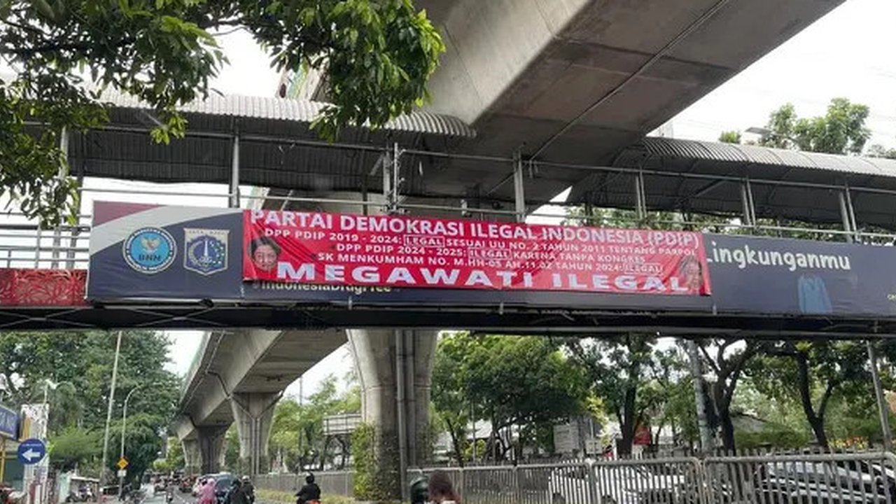 Pihak DPP PDI Perjuangan (PDIP) mempermasalahkan beredarnya spanduk-spanduk bernada negatif bermunculan jelang kongres partai yang akan digelar tahun depan. (Foto: Tim News)