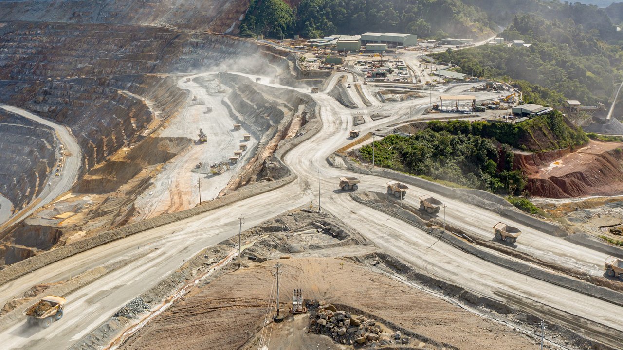 Tambang Batu Hijau merupakan area tambang tembaga dan emas terbesar kedua di Indonesia. Tambang ini memproduksi konsentrat tembaga berkadar tinggi serta mengandung emas dan perak sebagai mineral pengikutnya. (Dok. Amman Mineral Internasional)