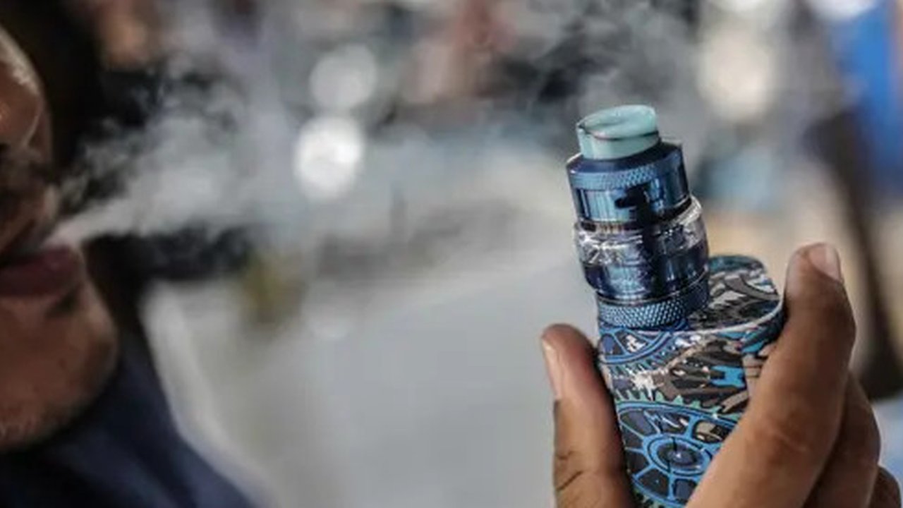 Seorang pria menggunakan vape atau rokok elektronik di kawasan Bundaran HI, Jakarta, Selasa (12/11/2019). Pemerintah melalui BPOM mengusulkan pelarangan penggunaan rokok elektrik dan vape di