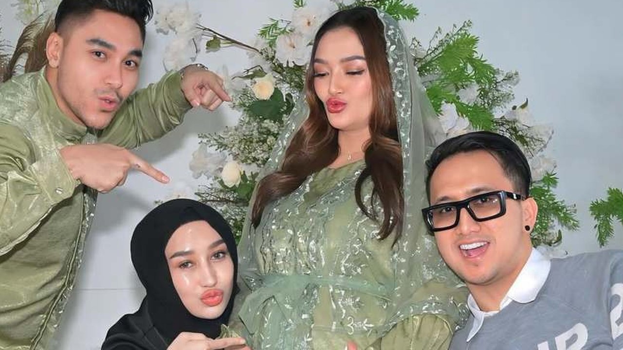 Reza Gladys dan suami, Attaubah Mufid, datang ke adaca syukuran 4 bulanan ini, tunjukkan dukungan kakak ipar kepada Sibad.