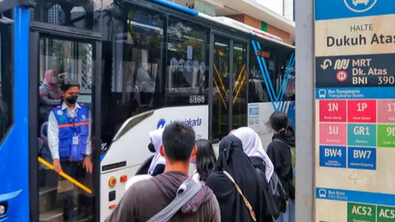 Bus Transjakarta bersiap berhenti di halte kawasan Jalan Sudirman, Jakarta, Selasa (31/1/2023). Dishub DKI Jakarta menyatakan  saat ini manfaat tarif integrasi hanya bisa dirasakan oleh masya