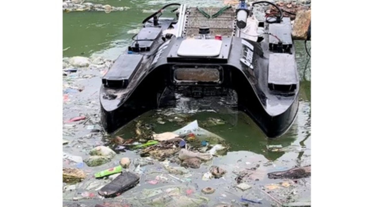 Penampakan robot pembersih sungai tercemar yang penuh sampah. (sumber: © clearrobotics / Instagram via Brighside)