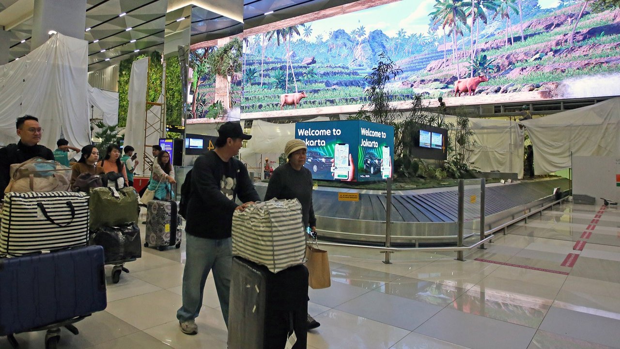 Calon peunmpang berjalan melewati lorong yang rimbun dengan suasana tanaman tropis di Terminal 3 Bandara Internasional Soekarno Hatta, Tangerang, Banten, Selasa (17/12/2024). PT Angkasa Pura Indonesia (InJourney Airports) menghadirkan beragam elemen hijau di Terminal 3 Bandara Soekarno-Hatta seperti taman outdoor, taman vertikal, serta dilengkapi LED berukuran besar yang menampilkan kekayaan alam Indonesia. Hadirnya elemen hijau ini merupakan bagian dari transformasi Premises oleh InJourney Airports untuk mewujudkan infrastruktur bandara yang berfokus pada pelayanan penumpang pesawat.
foto: Istimewa