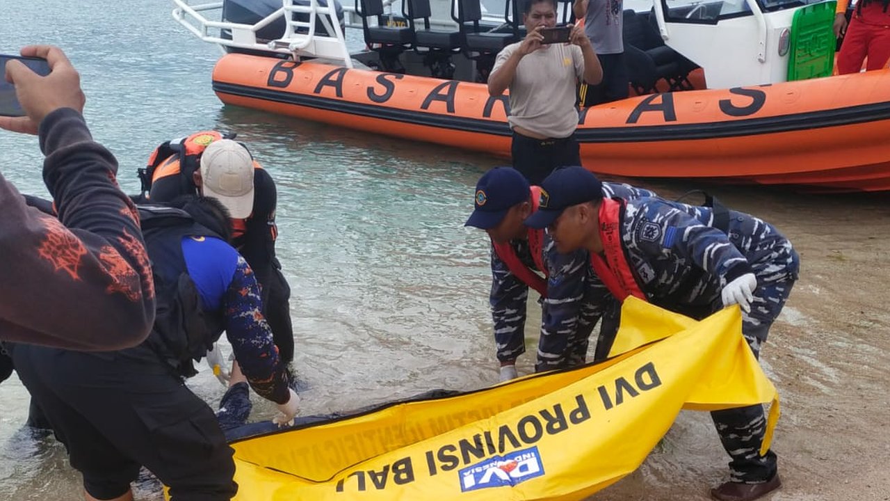 Jenazah saat dievakuasi oleh petugas, Sabtu (21/12).