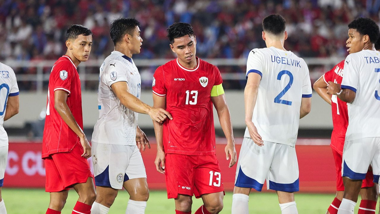 Pemain Timnas Indonesia M Ferrari dihadang pemain Filipina  saat pertandingan Grup B ASEAN Cup 2024 di Stadion Manahan, Solo, Jawa Tengah, Sabtu (21/12/2024).