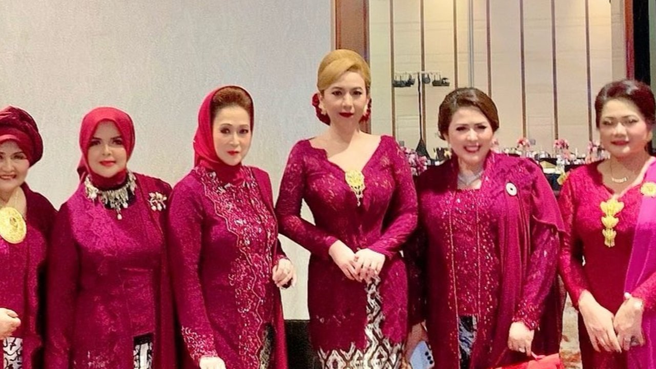 Potret Cantik Heni Tania Istri Kombes Polisi Kenakan Kebaya Warna Ungu