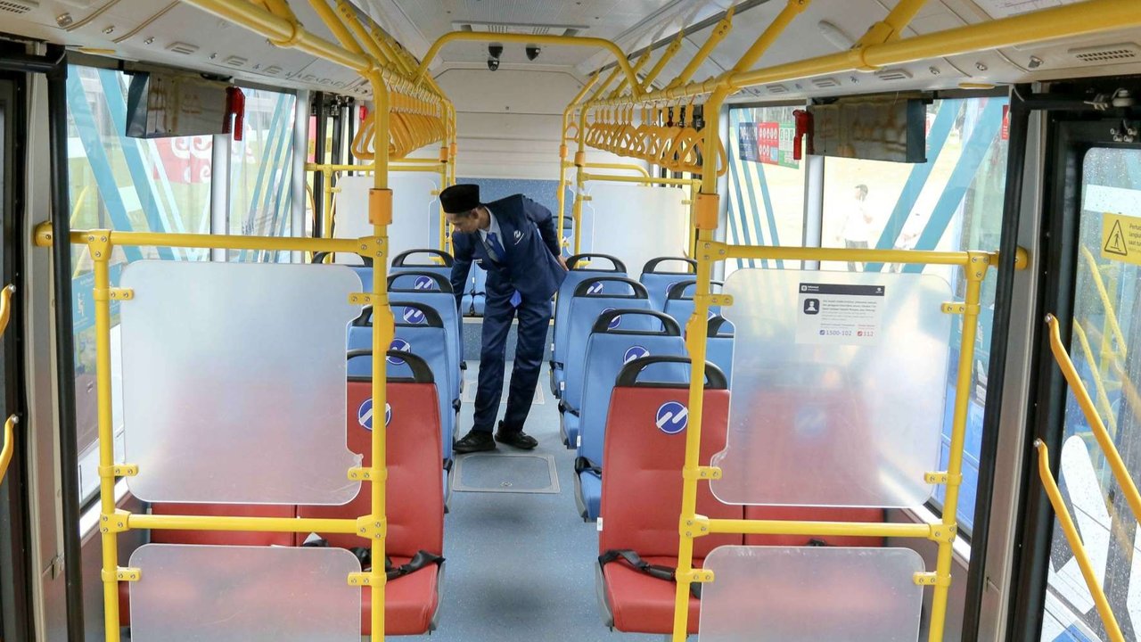 Petugas mengecek bus listrik TransJakarta di kawasan Monas, Jakarta, Selasa (10/12/2024).