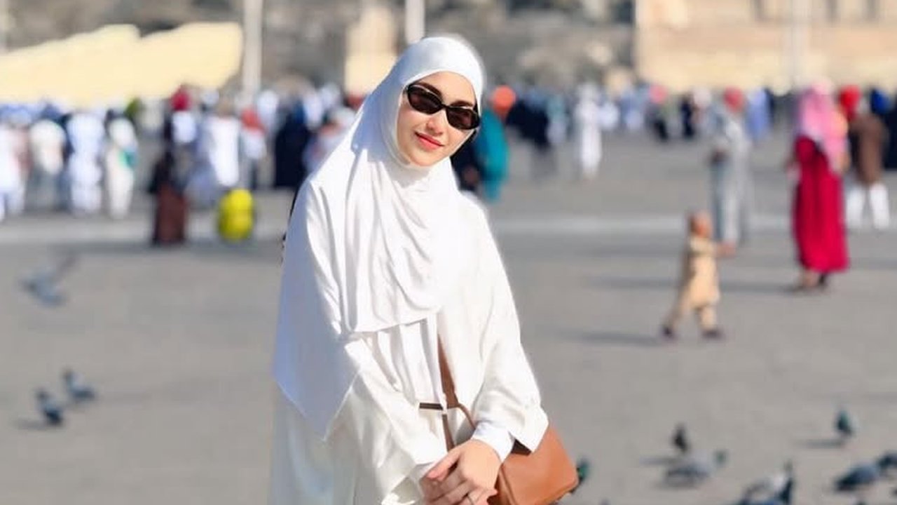 Potret Ayu Ting Ting Kenakan Gamis Serba Putih saat Umrah dengan Keluarga