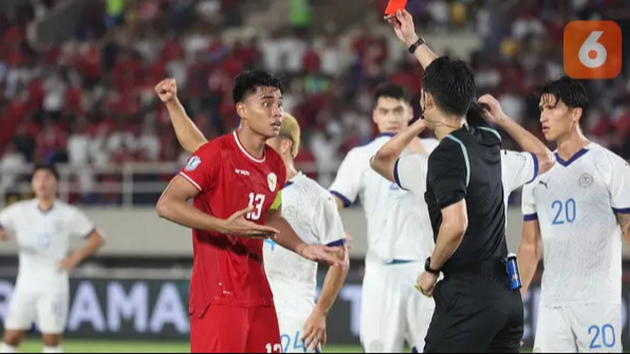 Piala AFF 2024 - Timnas Indonesia Vs Filipina - Kadek Arel Vs Adrian Ugelvik (Bola.com/Adreanus Titus)