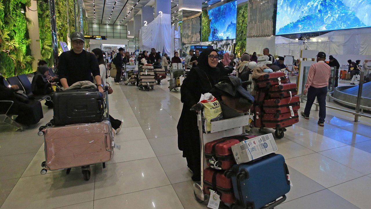 Calon peunmpang berjalan melewati lorong yang rimbun dengan suasana tanaman tropis di Terminal 3 Bandara Internasional Soekarno Hatta, Tangerang, Banten, Selasa (17/12/2024). PT Angkasa Pura Indonesia (InJourney Airports) menghadirkan beragam elemen hijau di Terminal 3 Bandara Soekarno-Hatta seperti taman outdoor, taman vertikal, serta dilengkapi LED berukuran besar yang menampilkan kekayaan alam Indonesia. Hadirnya elemen hijau ini merupakan bagian dari transformasi Premises oleh InJourney Airports untuk mewujudkan infrastruktur bandara yang berfokus pada pelayanan penumpang pesawat.
foto: Istimewa
