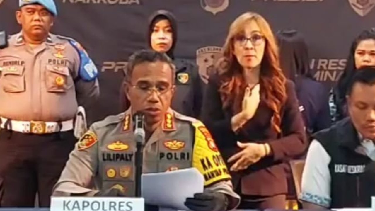 Istri Lindas dan Seret Suaminya Gara-Gara Kepergok Selingkuh Ditangkap