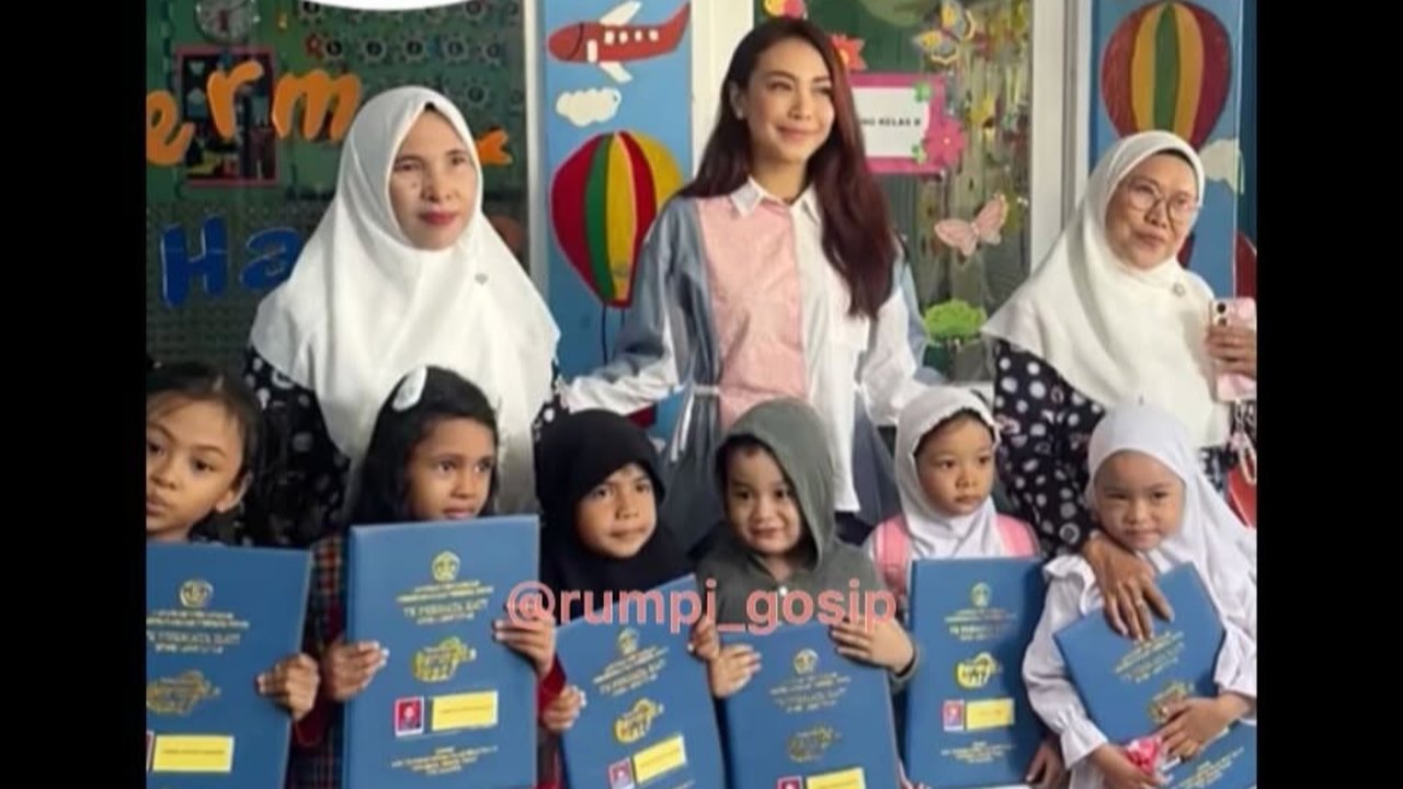 Ingat Pemain FTV Dea Lestari? Selain Jadi Artis Ternyata Juga Kepala Sekolah - Momen Sibuk Tanda Tangan Rapor Disorot