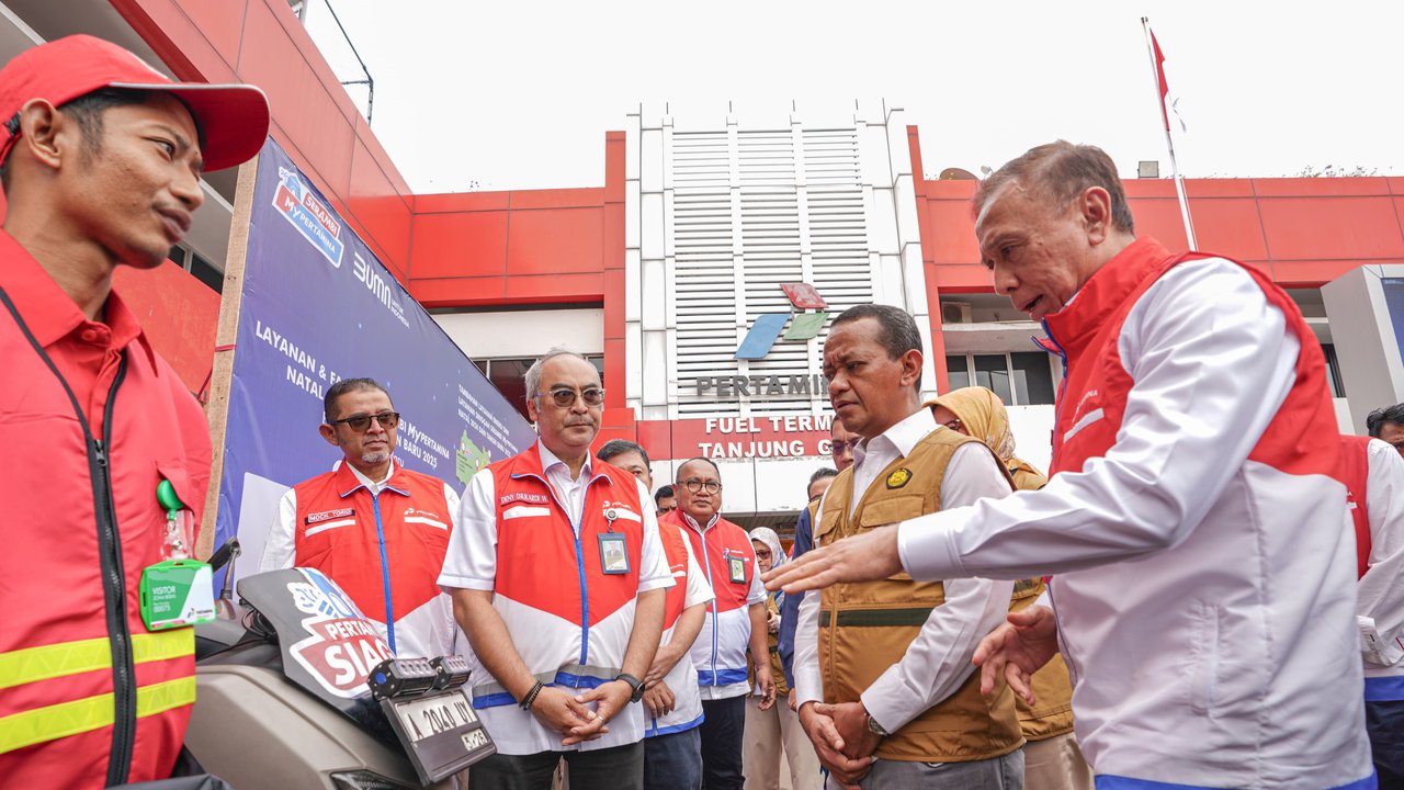 Menteri Energi dan Sumber Daya Mineral (ESDM) Bahlil Lahadalia pada mengunjungi Terminal Bahan Bakar Minyak (TBBM) Tanjung Gerem