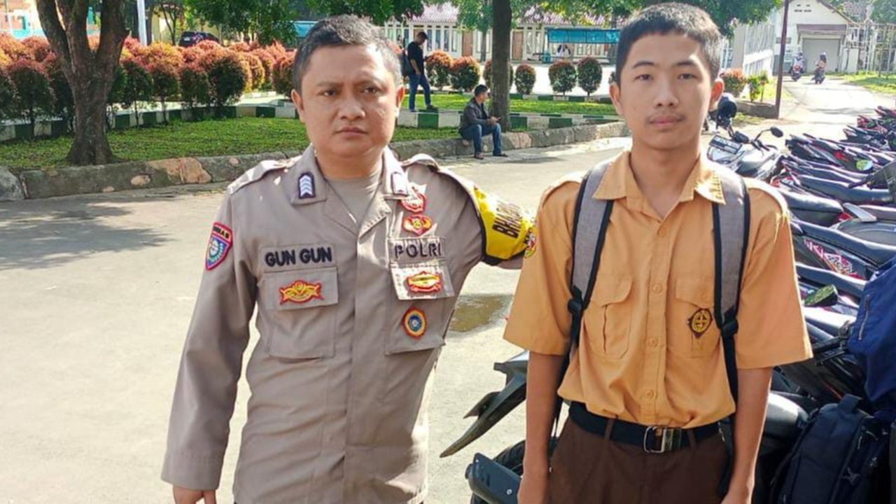Cerita Haru Polisi di Garut Dampingi Pelajar SMK Ambil Rapor