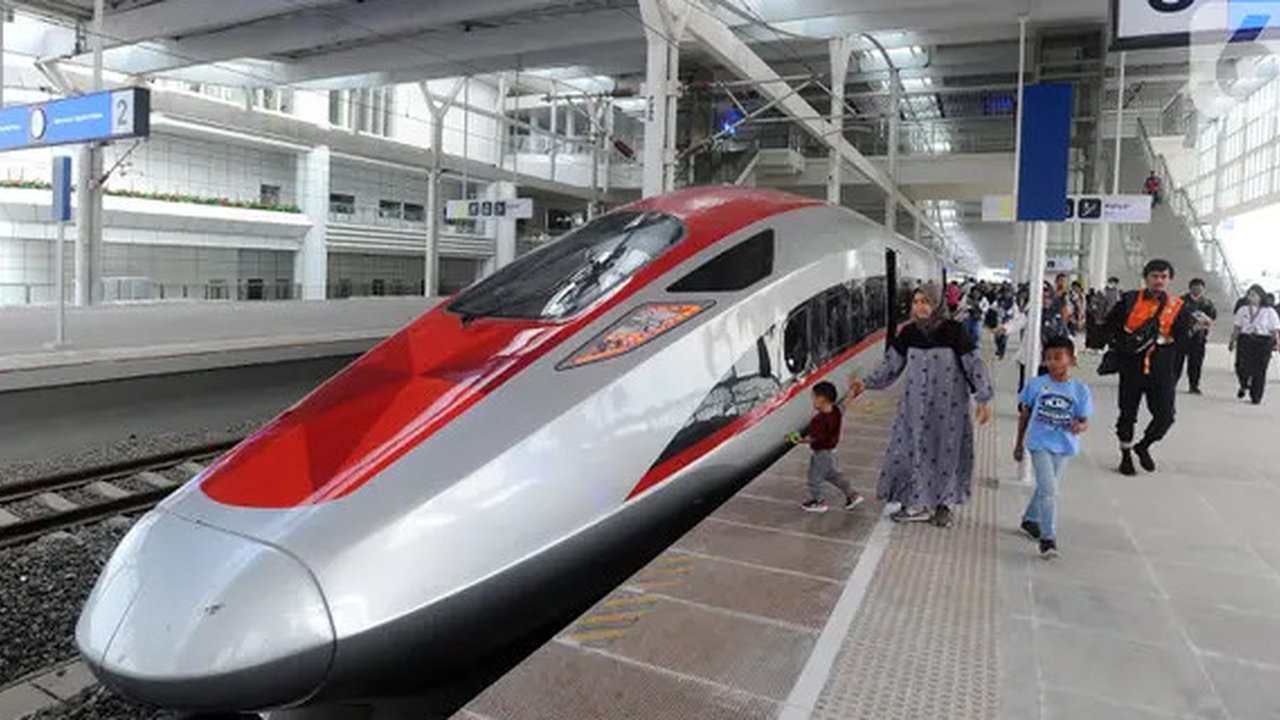 KCIC mengimbau agar calon penumpang memperhatikan jadwal kereta cepat yang dipilih dan datang selambat-lambatnya satu jam sebelum jadwal keberangkatan untuk menghindari antrean. (merdeka.c