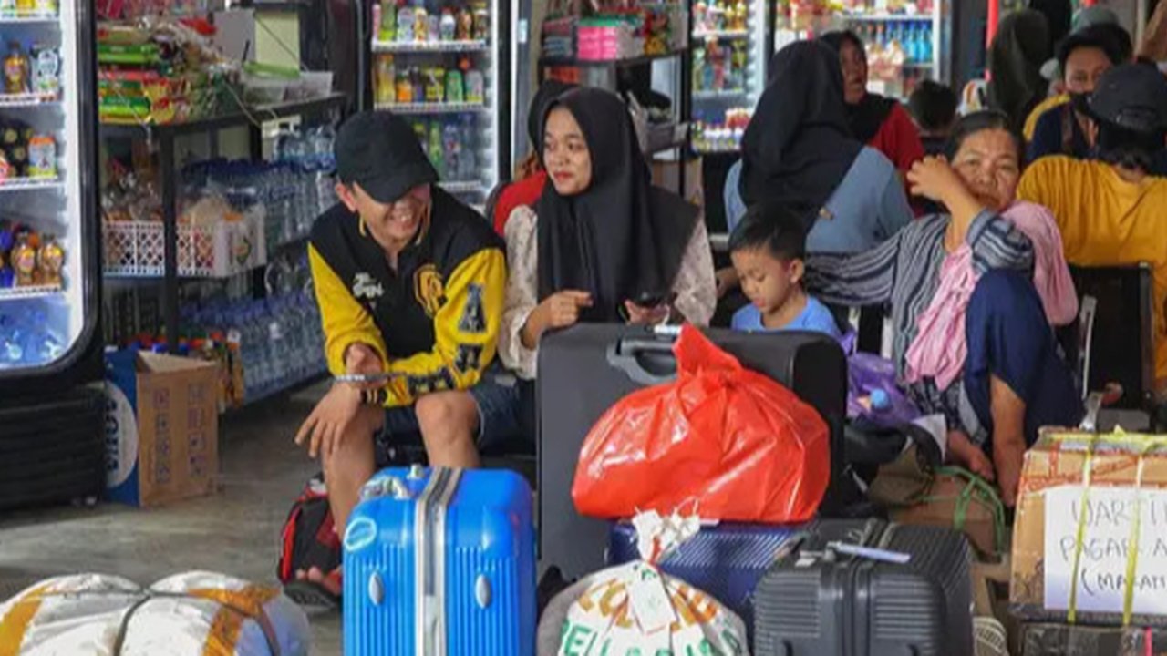 H-1 jelang Lebaran 2024, pemudik masih memadati Stasiun Gambir, Jakarta Pusat. Kondisi ruang tunggu Stasiun Gambir nampak ramai. (Liputan6.com/Winda Nelfira)