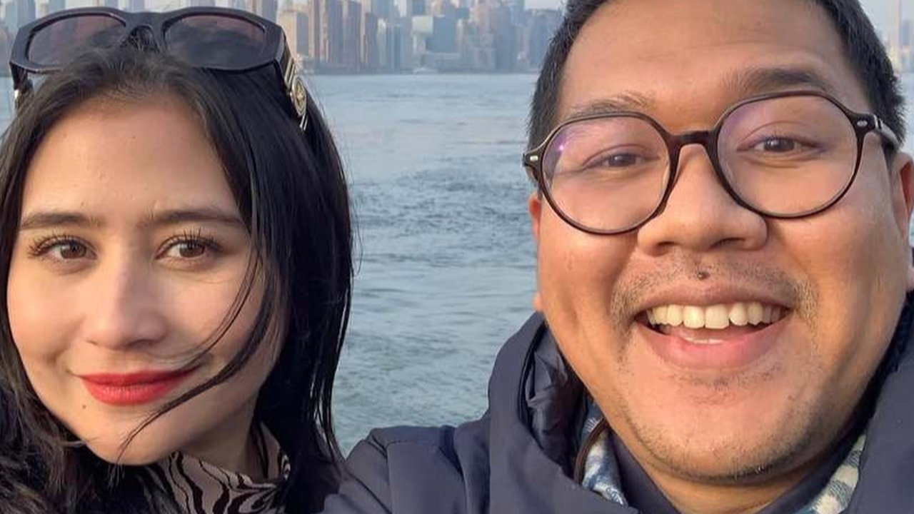 Bahkan, tak sedikit pula yang berharap ada plot twist menikah di antara mereka berdua. Mengingat bahwa Prilly dan Iman Usman masih sama-sama belum menikah di usia yang cukup matang.
Nah, itulah sederet potret kebersamaan Prilly Latuconsina dengan Iman Usman yang sempat dikira pacaran. Mulai ikuti berita tentang persahabatan selebritas lainnya yuk, KLovers! Kalau bukan sekarang, KapanLagi?