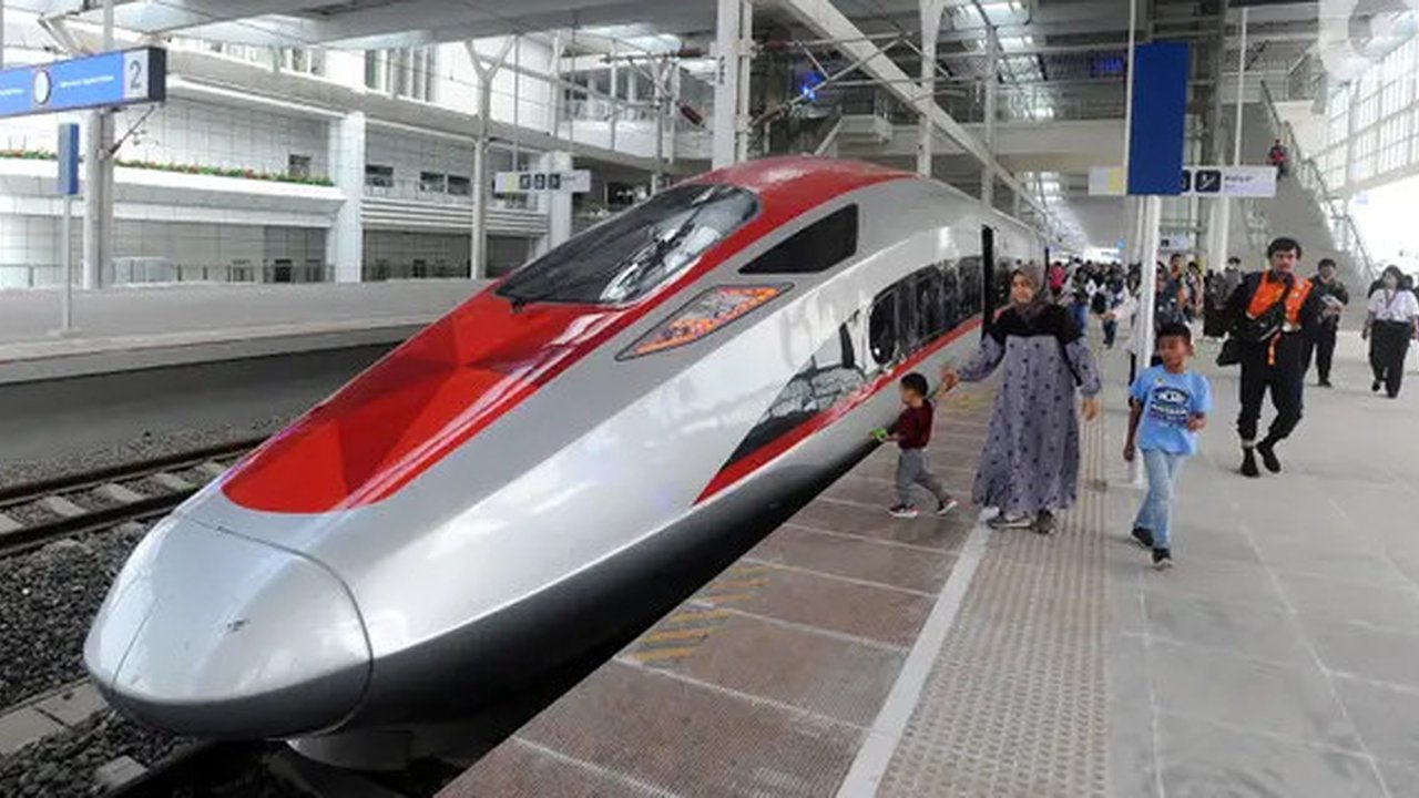 KCIC mengimbau agar calon penumpang memperhatikan jadwal kereta cepat yang dipilih dan datang selambat-lambatnya satu jam sebelum jadwal keberangkatan untuk menghindari antrean. (merdeka.c