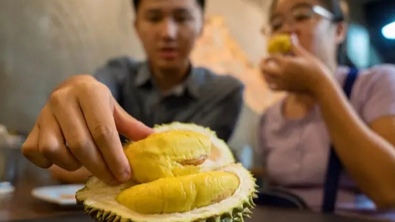 Buah durian terlihat di kafe Mao Shan Wang di Singapura (26/1). Restoran yang menyediakan beragam aneka rasa durian ini telah menarik banyak pengunjung untuk datang mencicipi buah durian d