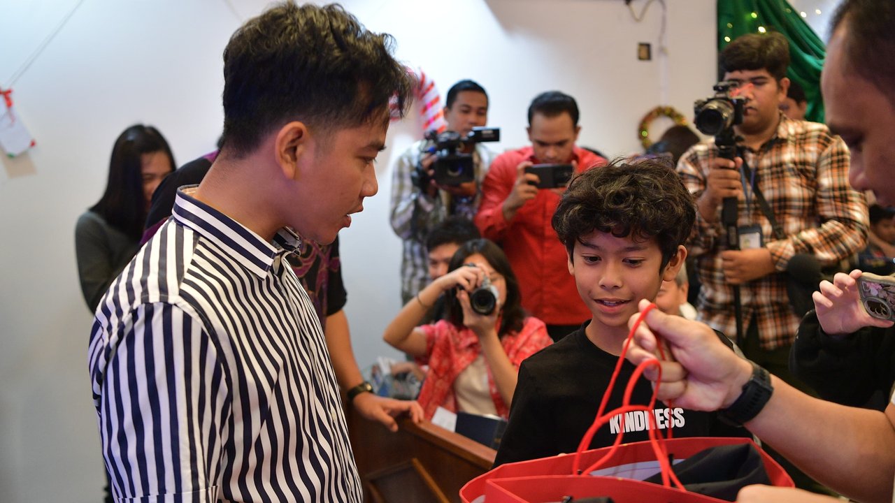 Gibran Bagi-Bagi Hadiah Natal di Gereja Kristen Indonesia Tanah Abang