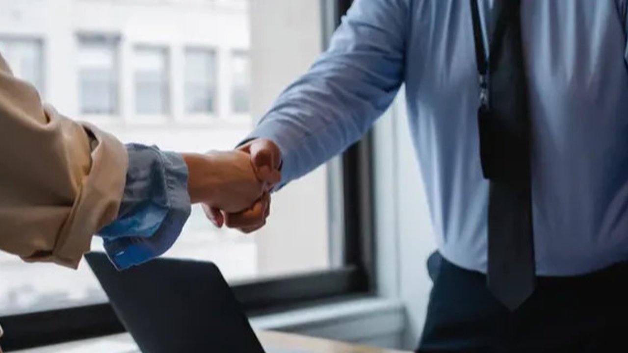 Imbauan ini dinilai bertentangan dengan budaya Turki: mencium tangan orang yang lebih tua sebagai tanda penghormatan.