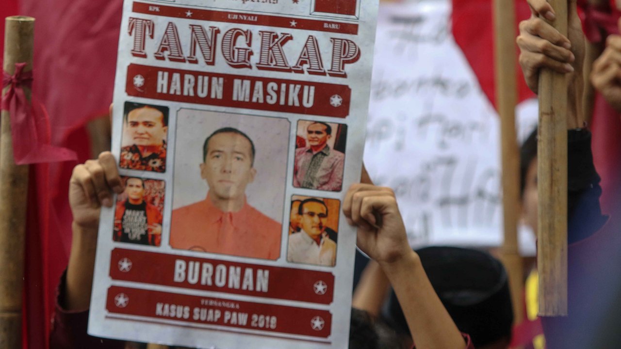 Mahasiswa yang tergabung dalam Pimpinan Pusat Himpunan Mahasiswa Persatuan Islam (PP HIMA Persis) berunjuk rasa menuntut penangkapan Harun Masiku di depan Gedung Merah Putih KPK, Jakarta, Rabu (18/12/2024).