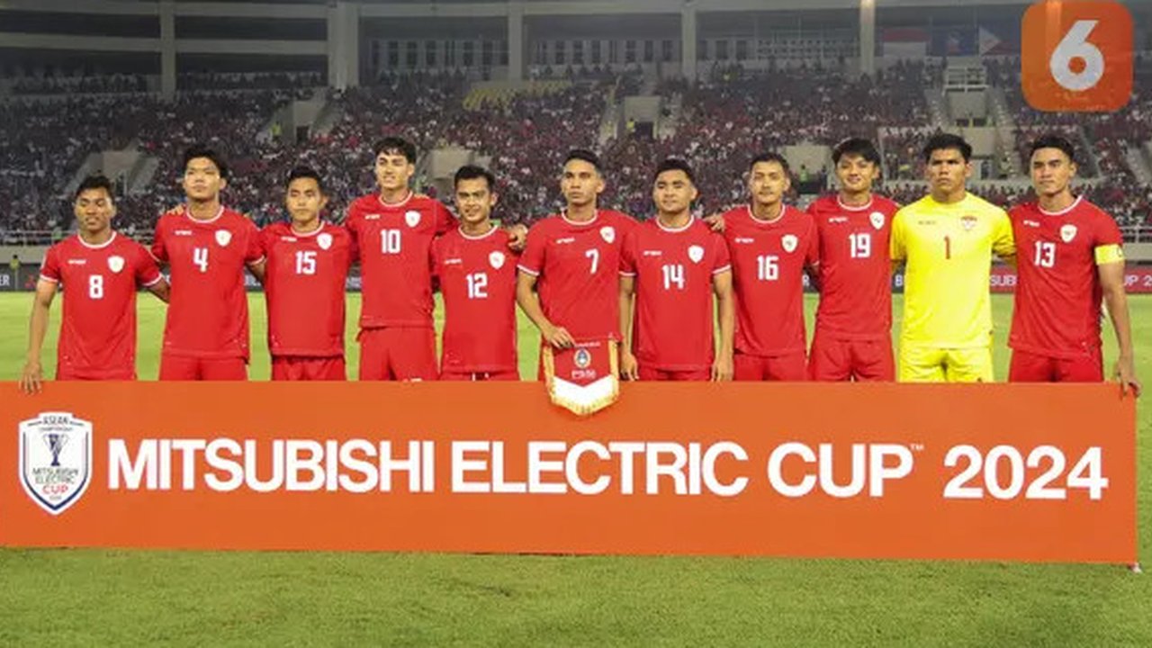 Momen bek Timnas Indonesia Muhammad Ferrari menerima kartu merah pada pertandingan melawan Filipina di Piala AFF 2024. (Abdul Aziz/Bola.com)
