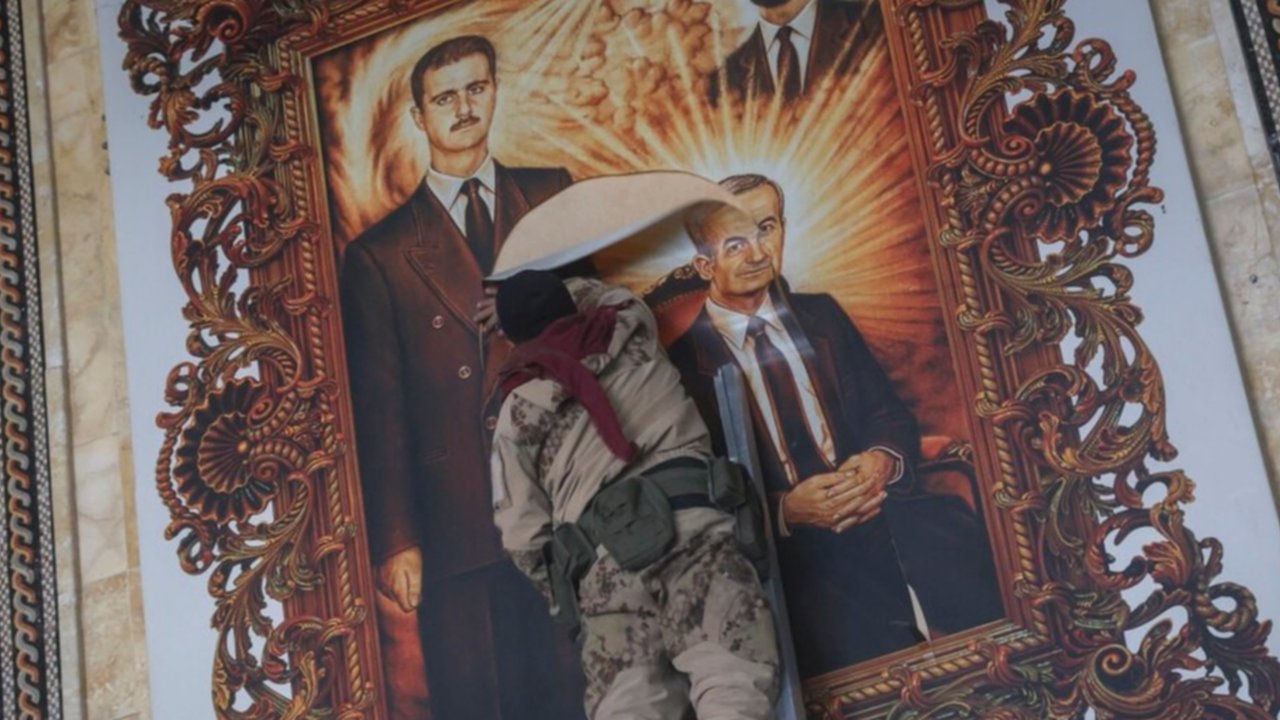 Kondisi rumah mewah Presiden Suriah Bashar Al-Assad dijarah warga setelah Ibu Kota Damaskus direbut pasukan pemberontak, pada 8 Desember 2024.