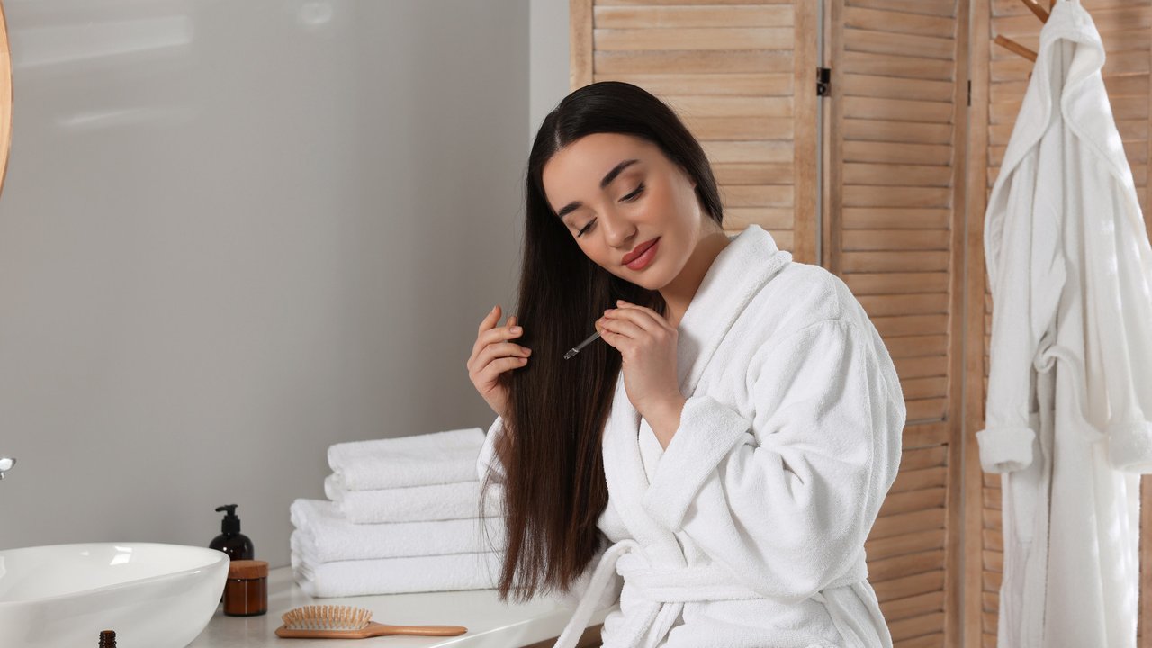 Seorang wanita dengan rambut sehat dan berkilau. (NewAfrica/depositphotos)