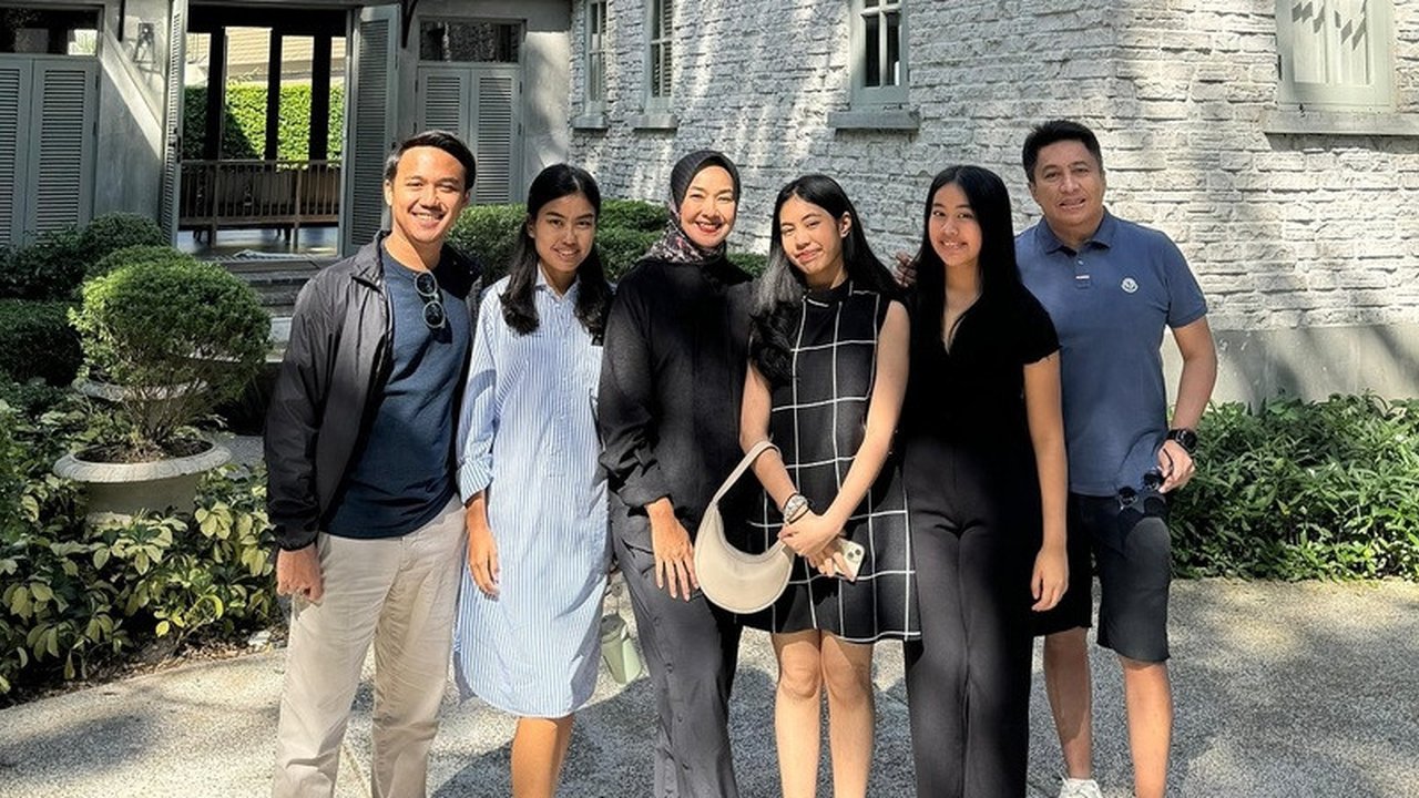 Eh ternyata ada calon menantu juga alias tunangan Namira. Senangnya bisa liburan lengkap. KLovers juga jangan lupa simak berita lain di KapanLagi.com ya, kalau bukan sekarang kapan lagi?
