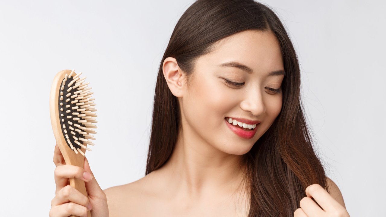 Seorang wanita dengan rambut sehat dan berkilau. © (benzoix/depositphotos)